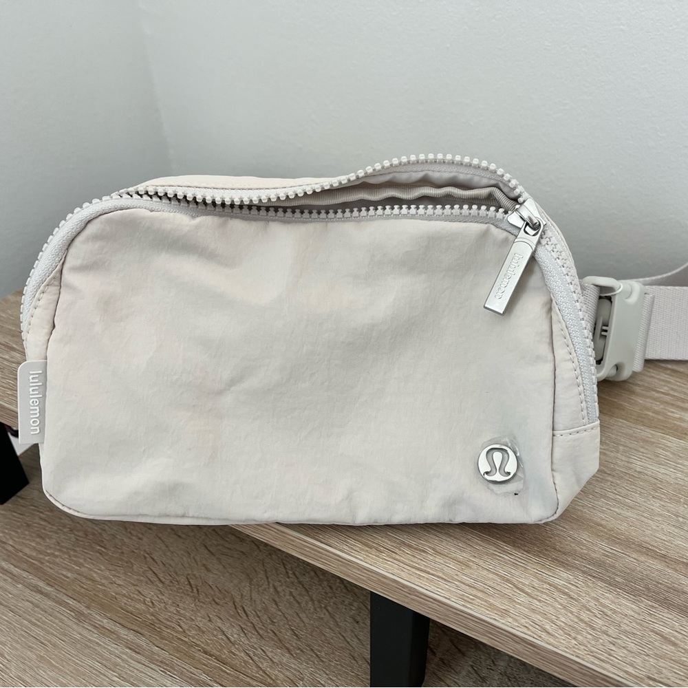 NWT 1L Lululemon Everything belt bag, one size, white.
